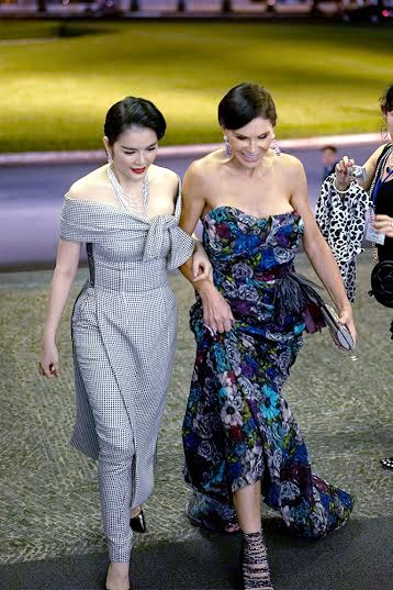 Trong trang phục váy hoa cúp ngực trẻ trung, ít ai ngờ nữ tỷ phú Mouna đã bước qua tuổi 60.