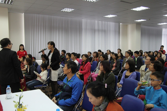 Nhiều phụ huynh tham gia tọa đàm tại Hội sách Vinschool Book Fair cùng muốn tìm hiểu cách làm sao để gần gũi hơn, thấu hiểu con cái hơn. Nhiều phụ huynh tham gia tọa đàm tại Hội sách Vinschool Book Fair cùng muốn tìm hiểu cách làm sao để gần gũi hơn, thấu hiểu con cái hơn.