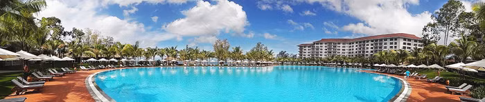 Địa điểm đặt sân khấu sẽ có được sự bao la của bầu trời và mặt nước. Địa điểm đặt sân khấu sẽ có được sự bao la của bầu trời và mặt nước.