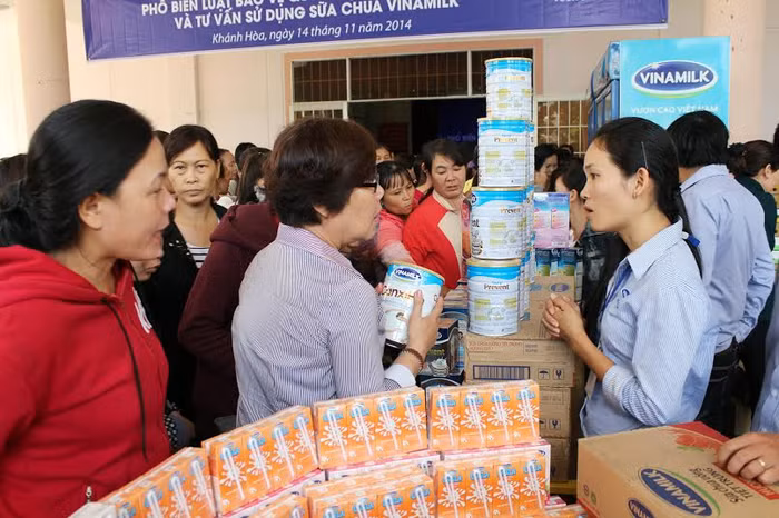 Người tiêu dùng Khánh Hòa tìm hiểu thông tin về các sản phẩm dinh dưỡng của Vinamilk.