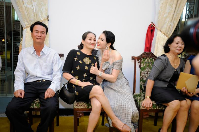 Hai mẹ con đã có những giây phút vô cùng thân thiết, tình cảm bên nhau.