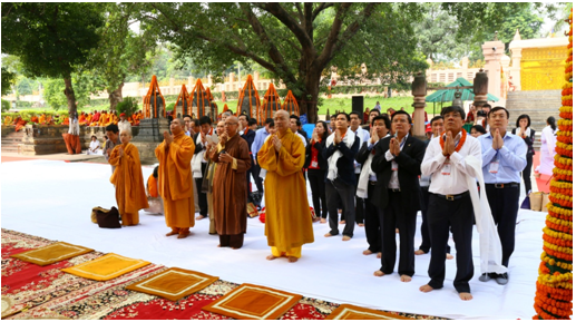 Hòa Thượng Thích Huyền Diệu và Hòa Thượng Thích Thanh Nhã hành lễ cùng đoàn doanh nghiệp dưới gốc cây bồ đề, sau đền là nơi Đức Phật thích ca đã giác ngộ và thăng hóa Phật.