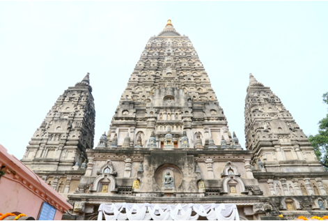 Đền MahaBodhi hay còn gọi là Tháp Đại Giác cao 52 m. Ngôi đền có 9 tầng xây theo hình chóp đứng, các hốc tường đều được chạm khắc các hình tượng Phật Bồ tát rất tinh sảo. 250 năm sau khi Đức Phật đắc đạo.