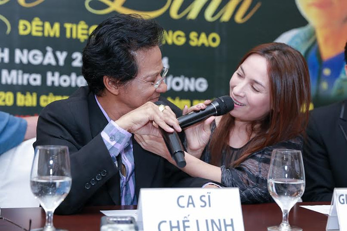 Chế Linh tiết lộ, ông đã rất run khi hát cùng ca sĩ Phi Nhung trong liveshow “Mười năm tình cũ”... Chế Linh tiết lộ, ông đã rất run khi hát cùng ca sĩ Phi Nhung trong liveshow “Mười năm tình cũ”...