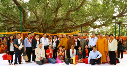 Chụp ảnh lưu niệm dưới gốc cây bồ đề.