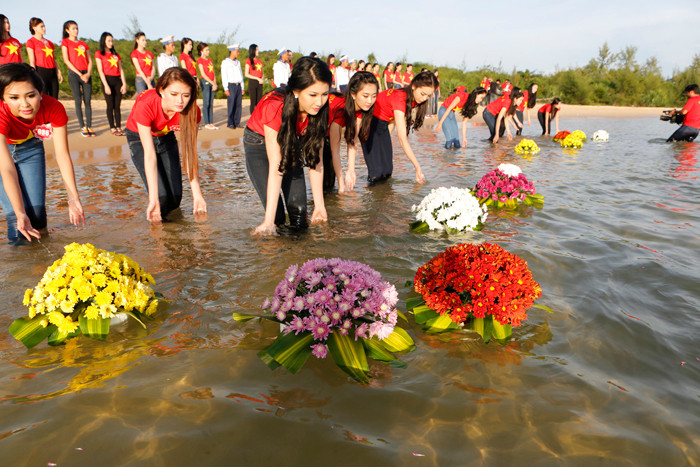 Các thí sinh giao lưu văn nghệ và tìm hiểu thêm những kiến thức văn hóa, lịch sử về Vùng 5 Hải Quân nơi các chiến sĩ hải quân,cảnh sát biển và bộ đội biên phòng đang ngày đêm canh giữ vùng biển đảo phía nam Tổ Quốc.