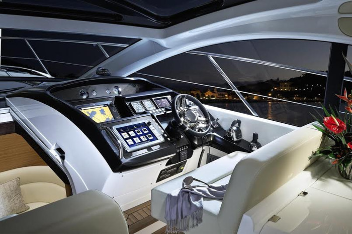 Buồng lái được trang bị bởi công nghệ tân tiến, hiện đại.