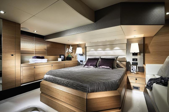 Sunseeker San Remo có 2 cabin, trong đó phòng ngủ chính rộng rãi, chứa giường đôi Kingsize.