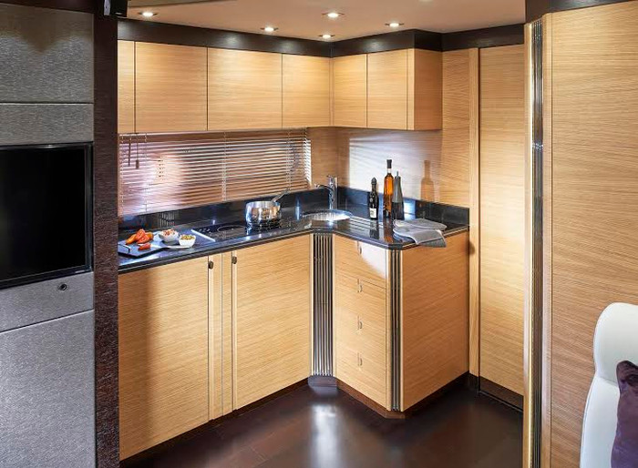 Khu vực bếp và phòng tắm hiện đại, an toàn hứa hẹn sẽ mang đến cho gia chủ những chuyến đi dài thuận tiện, thoải mái.