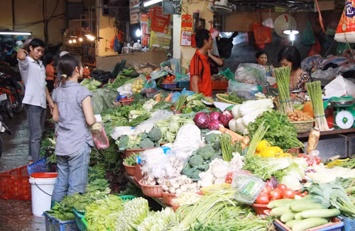 "Lý do khiến giá nhiều loại thực phẩm vẫn không ngừng leo thang bất chấp giá xăng đang trên đà lao dốc là bởi lòng tham của các thương gia, thương lái".