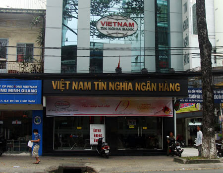 Chi nhánh Ngân hàng Việt Nam Tín Nghĩa trên đường Trần Hưng Đạo, quận 1 lúc 10 giờ, khách vắng hoe. Ảnh: VNE. Chi nhánh Ngân hàng Việt Nam Tín Nghĩa trên đường Trần Hưng Đạo, quận 1 lúc 10 giờ, khách vắng hoe. Ảnh: VNE.