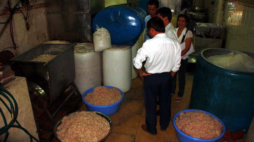 Khoảng 1,5 tấn mỡ heo bốc mùi và ngả màu của cơ sở Bảo Trân bị cơ quan chức năng yêu cầu tạm ngưng sử dụng, chờ xét nghiệm (ảnh chụp chiều 14/12) - Ảnh: N.TRIỀU