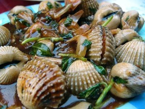 Sò bắt về, phải ngâm trong nước lạnh khoảng 1-2 giờ để sò nhả sạch bùn đất. Sau đó, dùng bàn chải cứng chà rửa sạch bên ngoài vỏ. Nếu mua sò, phải chọn sò huyết tươi sống. Sò tươi sẽ thò lưỡi ra ngoài để bò, thấy sò há miệng, khi lấy tay sờ thì miệng sò khép lại, là sò còn sống. Nếu mua phải sò đông lạnh hoặc sò có mùi hôi thì chế biến món ăn sẽ không ngon, không còn mùi thơm đặc trưng của nó Sò bắt về, phải ngâm trong nước lạnh khoảng 1-2 giờ để sò nhả sạch bùn đất. Sau đó, dùng bàn chải cứng chà rửa sạch bên ngoài vỏ. Nếu mua sò, phải chọn sò huyết tươi sống. Sò tươi sẽ thò lưỡi ra ngoài để bò, thấy sò há miệng, khi lấy tay sờ thì miệng sò khép lại, là sò còn sống. Nếu mua phải sò đông lạnh hoặc sò có mùi hôi thì chế biến món ăn sẽ không ngon, không còn mùi thơm đặc trưng của nó