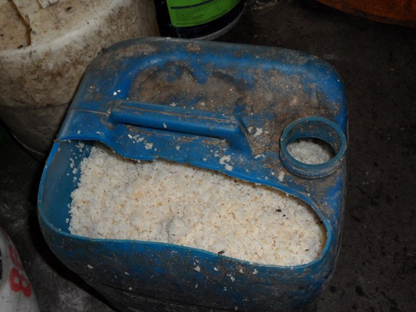 Sau khi ủ men xong, những can đựng cơm trộn men rượu bám đầy bùn đất, phía trên ruồi nhặng bu đầy như thế này sẽ được đưa vào lò chưng cất thành rượu rồi được đem đi các nơi tiêu thụ.