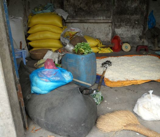 Sau đó, người nấu rượu sẽ dùng chiếc xẻng (loại như xẻng xúc đất) hoặc ca nhựa bẩn thỉu, đen xì xúc vào hàng chục chiếc thùng sơn hoặc can nhựa cỡ lớn đã khoét miệng bám đầy bùn đất, phía trên ruồi nhặng bu kín.