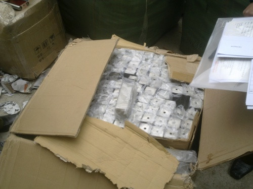 Số hàng trên 3 xe đang kiểm tra bao gồm đồ chơi trẻ em, tất, quần tất, găng tay len, máy sấy tóc, cầu thang… Số hàng trên 3 xe đang kiểm tra bao gồm đồ chơi trẻ em, tất, quần tất, găng tay len, máy sấy tóc, cầu thang…