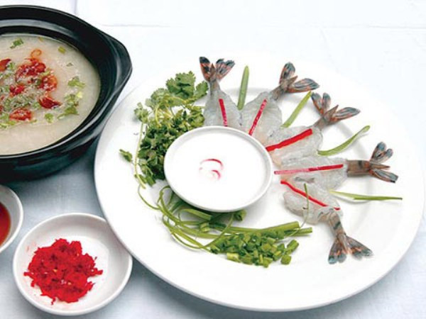 Cháo gần chín, bỏ thịt tôm vào (nếu muốn cháo ngọt hơn có thể cho thêm nghêu sống, bỏ vào nồi cháo trước khi cho thịt tôm) và cho gia vị, nêm nếm vừa ăn. Nhắc cháo xuống, cho hành lá xắt nhỏ, ngò, cho ít tiêu xay vào, ăn nóng. Lúc này bạn đã có nồi cháo thơm ngậy với màu đỏ của thịt tôm, màu vàng nhẹ của mỡ phi, màu xanh của hành ngò. Cháo gần chín, bỏ thịt tôm vào (nếu muốn cháo ngọt hơn có thể cho thêm nghêu sống, bỏ vào nồi cháo trước khi cho thịt tôm) và cho gia vị, nêm nếm vừa ăn. Nhắc cháo xuống, cho hành lá xắt nhỏ, ngò, cho ít tiêu xay vào, ăn nóng. Lúc này bạn đã có nồi cháo thơm ngậy với màu đỏ của thịt tôm, màu vàng nhẹ của mỡ phi, màu xanh của hành ngò.
