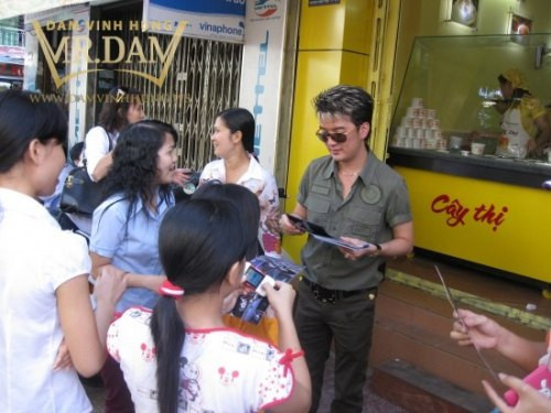 Đàm Vĩnh Hưng: Cháo Cây Thị và hủ tíu mì Tùng Hưng Khi Mr Đàm ra mắt album Nửa vầng trăng, anh bất ngờ tuyên bố mình trở thành cổ đông trong hệ thống cháo dinh dưỡng Cây Thị với số cổ phần khoảng 30%. Có Đàm Vĩnh Hưng làm đại diện, rõ ràng hình ảnh sản phẩm này được phổ biến rộng rãi hơn nhưng không lâu sau đó Cây Thị bị Sở Y Tế thanh tra vì có thông tin không đảm bảo vệ sinh an toàn, chứa hóa chất Natri benzoat.