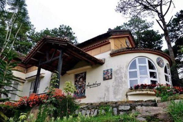 Nếu đến để nghỉ dưỡng đúng nghĩa, với lượng du khách khá đông trong mùa lễ hội, bạn có thể "dạt" ra khu vực ngoại ô, thuê một căn phòng hay ngôi nhà nhỏ, và hoà mình với nếp sống sinh hoạt của những người nông dân trồng rau hay trồng hoa tại đây. Nếu đến để nghỉ dưỡng đúng nghĩa, với lượng du khách khá đông trong mùa lễ hội, bạn có thể "dạt" ra khu vực ngoại ô, thuê một căn phòng hay ngôi nhà nhỏ, và hoà mình với nếp sống sinh hoạt của những người nông dân trồng rau hay trồng hoa tại đây.