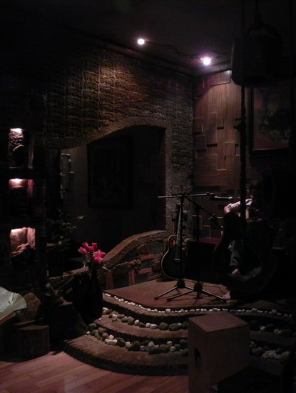 3. Um Ka Fe Không gian đậm chất thiền, nét tinh tế của các bức tượng phật khắc vào gạch, tiếng ghi ta trầm bổng và giọng hát của người nghệ sỹ già kinh qua nhiều thăng trầm của cuộc sống khiến những ưu tư của bạn trôi qua như một điệu nhạc nhẹ. Địa chỉ: Um Ka Fe, 16/2 Trương Định, Q.3, TP. HCM.