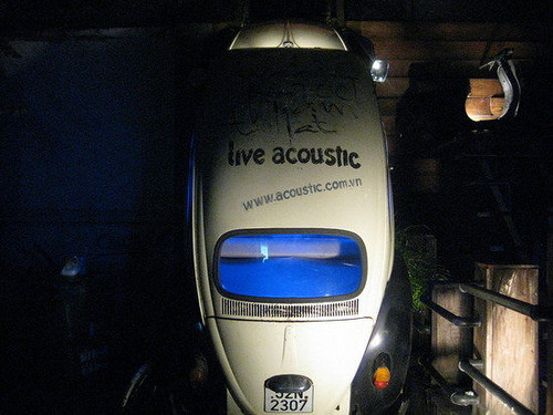 9. Acoutics cà phê Phong cách rock bụi của xe mô tô và xe hơi cổ trước của quán cùng những hình vẽ, ấm phẩm đọng chất rock, những giai điệu cháy bỏng, Acoutisc xứng với không gian không dành cho những người muốn nghỉ ngơi hay thư giãn. Địa chỉ: Cà phê Acoutics, 6E1 Ngô Thời Nhiệm, P. 7, Q. 3, TP. HCM.