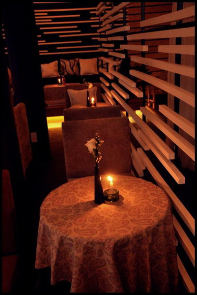 6. Icoffee Cầu thang nến ấm áp, những thanh gỗ sắp xếp ngẫu hứng, lọ hoa tươi xinh xắn, Icoffee mang đến cảm giác dịu dàng, thanh bình và ấm áp. Địa chỉ: iCoffee - 57F Tú Xương, P.7, Q.3, TP.HCM.