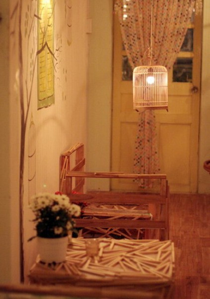 10. Cây táo gai Không gian yên tĩnh, hương táo thoang thoảng cùng nét giản dị của gỗ, của cây xanh, tiếng đàn mộc, giọng hát trong như lời hát của thiên thần hát mừang bên máng cỏ mừng chúa hài đồng hơn hai ngàn năm trước. Địa chỉ: Cà phê Cây Táo Gai, 315/20G Lê Văn Sĩ, P.13, Q.3, TP. HCM.