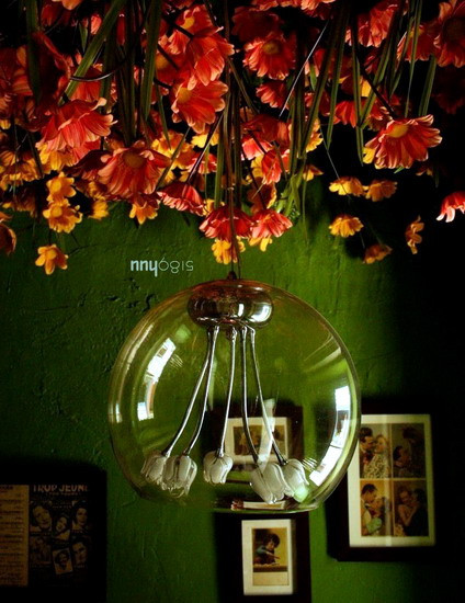 2. Hoa cà phê Nếu xét về không gian, hoa cà phê còn bé xinh hơn ngôi nhà số 7 song với nét duyên của vườn hoa treo ngược, những loại kem được mix màu và mùi ngộ nghĩnh cùng giọng hát không bị biến âm khi dùng mic cũng thú vị. Địa chỉ: Cà phê Hoa, 430/7 Cách Mạng Tháng Tám, P. 11 , Q. 3 , TP.HCM.