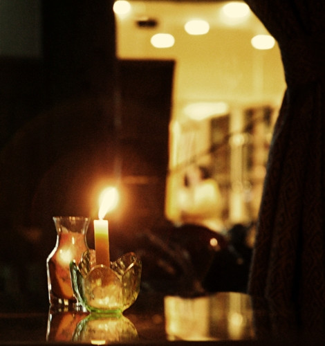 4. Khu vườn tình yêu Nếu không gian của Um cà phê mang tính thiền thì giống như tên gọi, khu vườn tình yêu có một chút e thẹn của những ngày đầu, chút nhớ nhung, yêu thương và giận dỗi thể hiện qua dây leo bé xinh trên khung cửa sổ, những kiểu ghế khác nhau… Địa chỉ: Jardin D'amour, 8 bis, Nguyễn Văn Tráng, Q.1, TP. HCM.