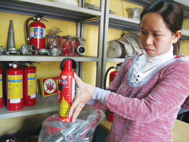 Chị Thúy, (nhân viên cửa hàng trên đường Giảng Võ) cho biết, bình dài chỉ hơn một gang tay nên rất tiện bỏ vào cốp xe.
