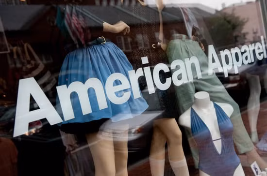 4. Hãng bán lẻ American Apparel Hãng bán lẻ American Apparel đã có thời “vụt sáng” và cũng nhanh chóng “vụt tắt”. Khả năng tài chính của công ty đã suy giảm mạnh trong khi CEO kiêm người sáng lập phải đối mặt với hàng loạt vụ kiện về quấy rối.