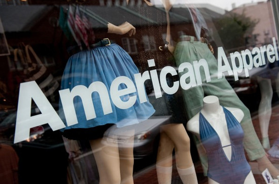 4. Hãng bán lẻ American Apparel Hãng bán lẻ American Apparel đã có thời “vụt sáng” và cũng nhanh chóng “vụt tắt”. Khả năng tài chính của công ty đã suy giảm mạnh trong khi CEO kiêm người sáng lập phải đối mặt với hàng loạt vụ kiện về quấy rối. 4. Hãng bán lẻ American Apparel Hãng bán lẻ American Apparel đã có thời “vụt sáng” và cũng nhanh chóng “vụt tắt”. Khả năng tài chính của công ty đã suy giảm mạnh trong khi CEO kiêm người sáng lập phải đối mặt với hàng loạt vụ kiện về quấy rối.