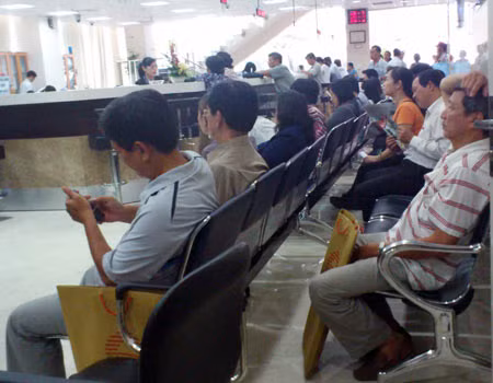 Rất đông khách hàng đến giao dịch tại hội sở SCB lúc 10h30 sáng nay.