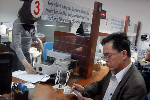 Người dân đến giao dịch tại SCB Hà Nội vào đầu giờ chiều. Theo nhân viên giao dịch, có một số khách đến rút trước hạn, nhưng không có chuyện "ồ ạt" như tin đồn.