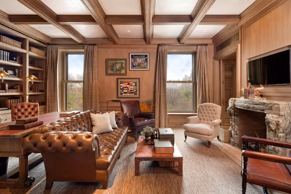 Nơi đây từng nơi ở của các chính khách nổi tiếng như hai tổng thống Mỹ John F. Kennedy, Dwight D. Eisenhower hay Công tước xứ Windsor (Anh quốc) cùng phu nhân. John Jacob Astor VI, thành viên của gia đình Astor danh tiếng trong lĩnh vực kinh doanh, chính trị và hoạt động xã hội, cũng đã một lần ở lại đây. Nơi đây từng nơi ở của các chính khách nổi tiếng như hai tổng thống Mỹ John F. Kennedy, Dwight D. Eisenhower hay Công tước xứ Windsor (Anh quốc) cùng phu nhân. John Jacob Astor VI, thành viên của gia đình Astor danh tiếng trong lĩnh vực kinh doanh, chính trị và hoạt động xã hội, cũng đã một lần ở lại đây.