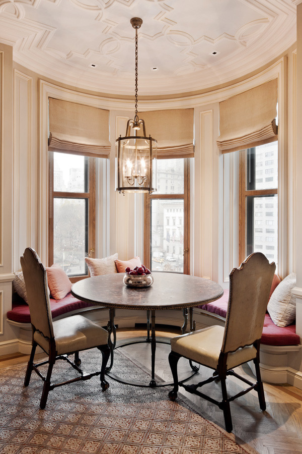 Hiện tại Astor Suite thuộc sở hữu của một nhân vật giấu tên hoạt động trong lĩnh vực thời trang, người này từng mua lại căn hộ từ Esprit với giá 30 triệu USD. Sau đó, nó được sửa chữa, nâng cấp bởi nhà thiết kế Steven Gambrel, người từng sở hữu và thiết kế nhà riêng cho Courtney Love, vợ góa của ngôi sao nhạc rock Kurt Cobain. Hiện tại Astor Suite thuộc sở hữu của một nhân vật giấu tên hoạt động trong lĩnh vực thời trang, người này từng mua lại căn hộ từ Esprit với giá 30 triệu USD. Sau đó, nó được sửa chữa, nâng cấp bởi nhà thiết kế Steven Gambrel, người từng sở hữu và thiết kế nhà riêng cho Courtney Love, vợ góa của ngôi sao nhạc rock Kurt Cobain.