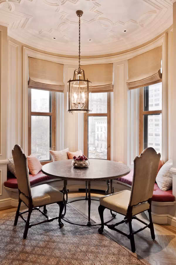 Hiện tại Astor Suite thuộc sở hữu của một nhân vật giấu tên hoạt động trong lĩnh vực thời trang, người này từng mua lại căn hộ từ Esprit với giá 30 triệu USD. Sau đó, nó được sửa chữa, nâng cấp bởi nhà thiết kế Steven Gambrel, người từng sở hữu và thiết kế nhà riêng cho Courtney Love, vợ góa của ngôi sao nhạc rock Kurt Cobain. Hiện tại Astor Suite thuộc sở hữu của một nhân vật giấu tên hoạt động trong lĩnh vực thời trang, người này từng mua lại căn hộ từ Esprit với giá 30 triệu USD. Sau đó, nó được sửa chữa, nâng cấp bởi nhà thiết kế Steven Gambrel, người từng sở hữu và thiết kế nhà riêng cho Courtney Love, vợ góa của ngôi sao nhạc rock Kurt Cobain.