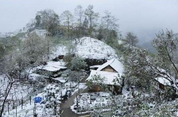 Đến Sapa, bạn còn có dịp khám phá thác Bạc cao khoảng 200m, cầu Mây, cổng Trời, rừng Trúc, động Tả Phìn, bãi đá cổ Sa Pa, Ruộng bậc thang Tả Van, vườn hoa Hàm Rồng. Khám phá các làng bản và đặc biệt có thể chinh phục đỉnh Fansipan vốn được coi là nóc nhà của Đông Dương, hay tham gia chợ phiên Sapa họp vào ngày chủ nhật, “chợ tình” Sapa diễn ra vào tối thứ bảy... Đến Sapa, bạn còn có dịp khám phá thác Bạc cao khoảng 200m, cầu Mây, cổng Trời, rừng Trúc, động Tả Phìn, bãi đá cổ Sa Pa, Ruộng bậc thang Tả Van, vườn hoa Hàm Rồng. Khám phá các làng bản và đặc biệt có thể chinh phục đỉnh Fansipan vốn được coi là nóc nhà của Đông Dương, hay tham gia chợ phiên Sapa họp vào ngày chủ nhật, “chợ tình” Sapa diễn ra vào tối thứ bảy...