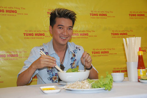 Trước đó anh từng cùng bạn hùn vốn khai trương quán hủ tíu mì sườn mang tên Tùng Hưng trên đường Trần Hưng Đạo và mở tiếp hai chi nhánh khác ở đường Nguyễn Tri Phương và Nguyễn Văn Trỗi.