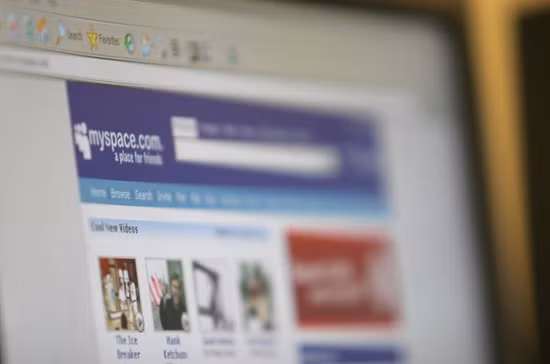 8. Mạng xã hội MySpace Người sử dụng và khách hàng quảng cáo đã và đang từ bỏ mạng xã hội MySpace để chuyển sang dùng Facebook.