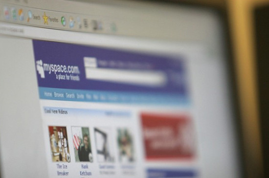 8. Mạng xã hội MySpace Người sử dụng và khách hàng quảng cáo đã và đang từ bỏ mạng xã hội MySpace để chuyển sang dùng Facebook. 8. Mạng xã hội MySpace Người sử dụng và khách hàng quảng cáo đã và đang từ bỏ mạng xã hội MySpace để chuyển sang dùng Facebook.