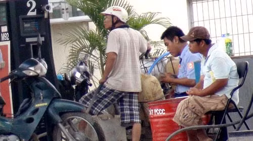 Người pha chế xăng dỏm hoạt động công khai tại một cây xăng ở hương lộ 80, P.Bình Hưng Hòa B, Q.Bình Tân, TP.HCM Ảnh: N.KHẢI