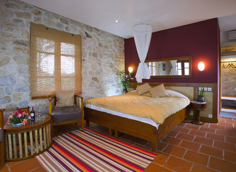 Được trang trí những họa tiết thổ cẩm, gỗ. Được trang trí những họa tiết thổ cẩm, gỗ.