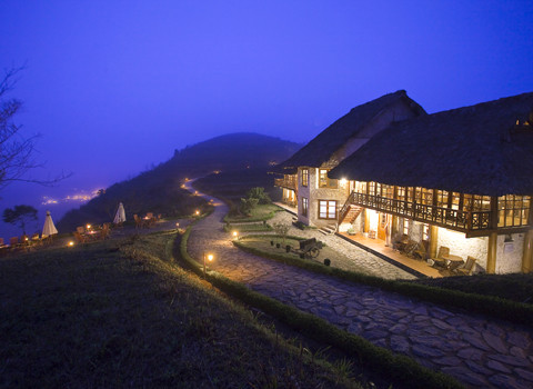 Khu nhà hàng buổi tối. Khu nhà hàng buổi tối.