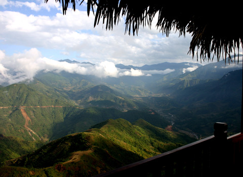 Từ ban công, du khách được ngắm cảnh núi non. Từ ban công, du khách được ngắm cảnh núi non.