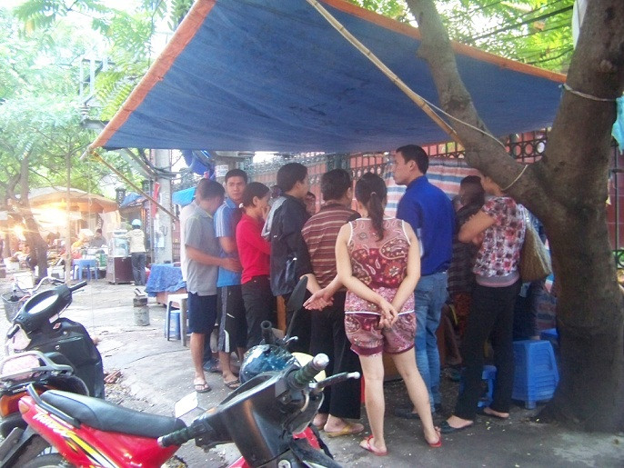 Trắng đêm canh con nợ lừa sổ đỏ Nguyễn Thị Dậu. Trắng đêm canh con nợ lừa sổ đỏ Nguyễn Thị Dậu.