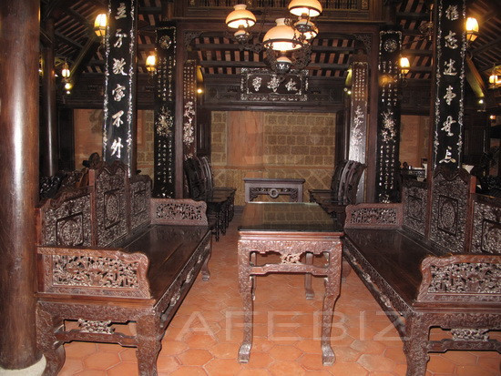 Khi du khách bước vào “Cổ lầu” - nơi thư giãn, đàm trà trên bộ trường kỷ được những bàn tay tài hoa chạm trổ công phu và khéo léo. Đằng sau nó, một bức tranh quê phản ánh những nét đặc trưng của 3 vùng miền của dân tộc Việt Nam với giếng nước, gốc đa, sân đình, với những đàn trâu và lũy tre làng, với cầu tre và miệt vườn… cốt cách chân chất, giản dị nhưng rất đẹp và có sức lôi cuốn.