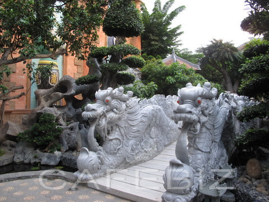 Trên diện tích gần 5.000m2, hình chữ L, đã được chủ nhân biến tấu bởi hình ảnh một con rồng uy nghi, miệng ngậm ngọc vươn đầu ra biển Đông, rồi cả thân hình cuộn lại ôm trọn vào lòng không gian văn hóa.