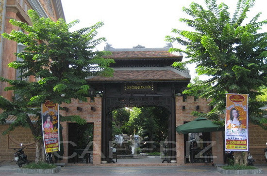 Giữa phố thị ồn ào và náo nhiệt, xuất hiện một khu văn hóa mang tên “Không Gian Xưa” tọa lạc tại địa chỉ 402-404 Điện Biên Phủ, TP. Đà Nẵng mang đậm chất quê, in đậm dấu ấn tâm hồn Việt với không gian gần gũi cùng thiên nhiên và kiến trúc cổ...