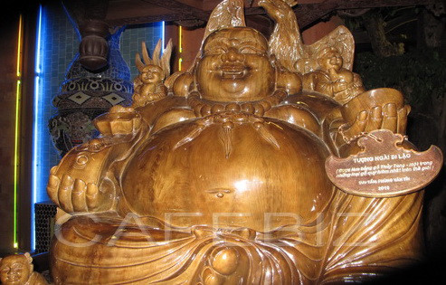 Anh Lê Bá Huy, chủ nhân khu không gian xưa này cho biết: Đây vừa là tấm bình phong ngăn cách với bên ngoài, vừa là nơi chặn nguồn gió để tạo ra không gian thoáng đãng nơi đây, bởi với độ cao ấy sẽ hứng lấy được làn gió biển, bộ tứ bình sẽ hứng lấy được khí trời, phúc lộc của trời. Phía bên phải cổng là sự hiện diện hình ảnh một cây “Tùng La Hán” có tuổi trên 100 năm, là biểu tượng cho một đấng quân tử.